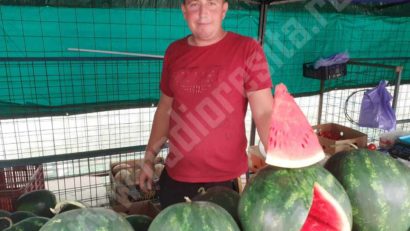 Tomatele şi lubeniţa, cele mai căutate legume din această vară în pieţele din Caraş-Severin