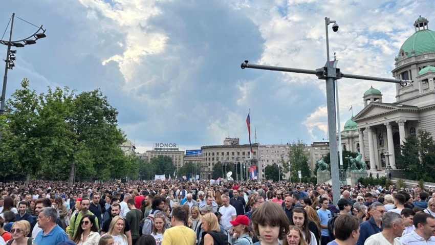 Serbia: Mii de oameni au protestat împotriva violenţelor