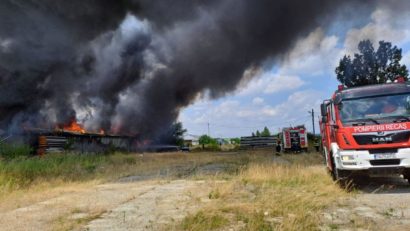 Incendiu la o hală dezafectată din Recaș