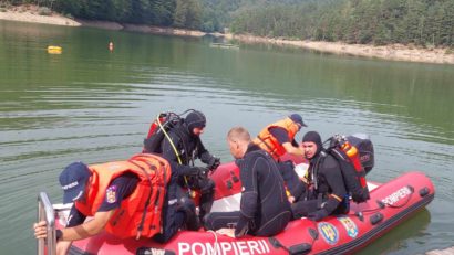 3 scafandri din Timişoara s-au alăturat acţiunii de căutare a medicului care a dispărut în lacul Gozna