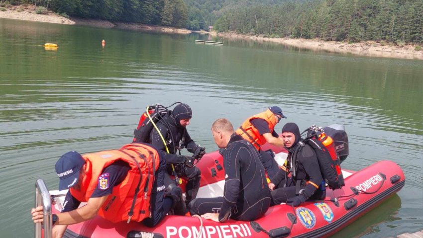 3 scafandri din Timişoara s-au alăturat acţiunii de căutare a medicului care a dispărut în lacul Gozna