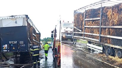 Un TIR încărcat cu baloţi de paie a luat foc la Teregova