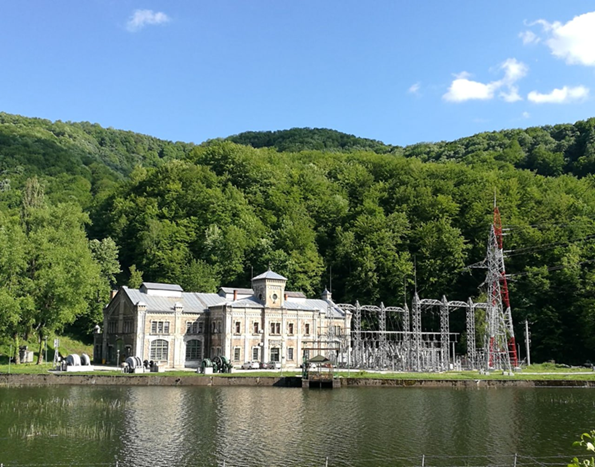 Caraş-Severin: TMK Hydroenergy Power dă startul lucrărilor de montare a unei centrale fotovoltaice pe lacul Grebla