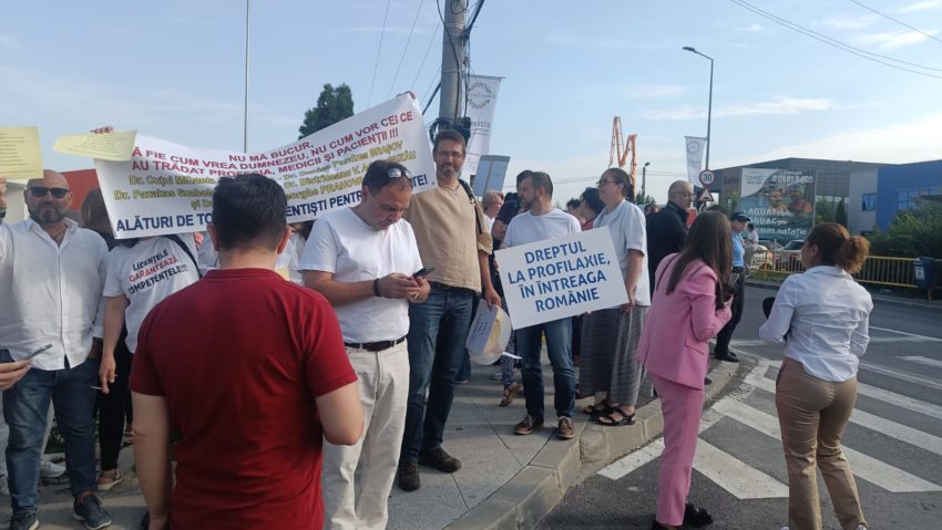 Sute de medici dentişti protestează în faţa Complexului Sportiv de Nataţie Otopeni