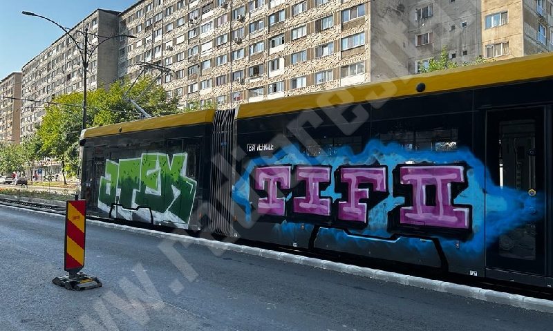 Unul dintre tramvaiele reşiţene a fost vandalizat