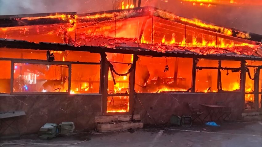 [FOTO-VIDEO] Incendiu devastator la un motel și un restaurant din Băile Herculane