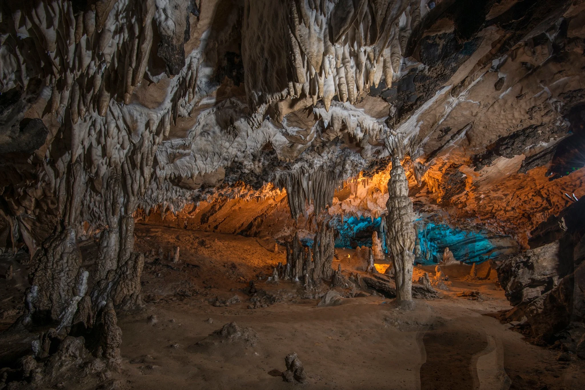 Peştera Comarnic, deschisă zilnic turiştilor, toată vara