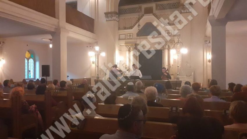 Ecoul Sinagogilor – un adevărat regal de muzică cultă la Reşiţa. Alexander Bălănescu, Nicholas Holland şi Emanuel Pusztai într-un recital de excepţie în sinagoga din oraş