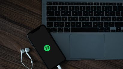 Spotify va traduce podcast-urile cu ajutorul AI