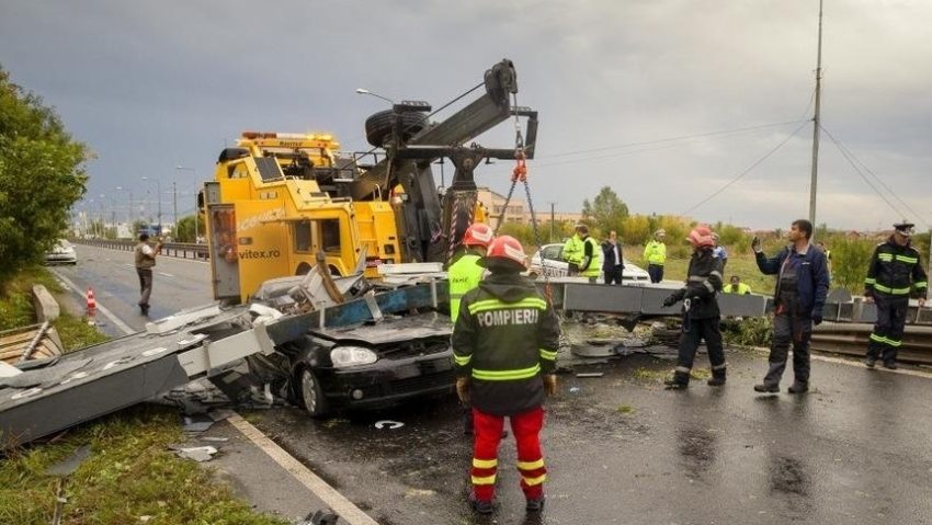 Trei funcţionari din Primăria Timişoara care au fost condamnaţi la închisoare cu suspendare în cazul porţii de la intrarea în oraş care a omorât un tânăr, eliberaţi din funcţie