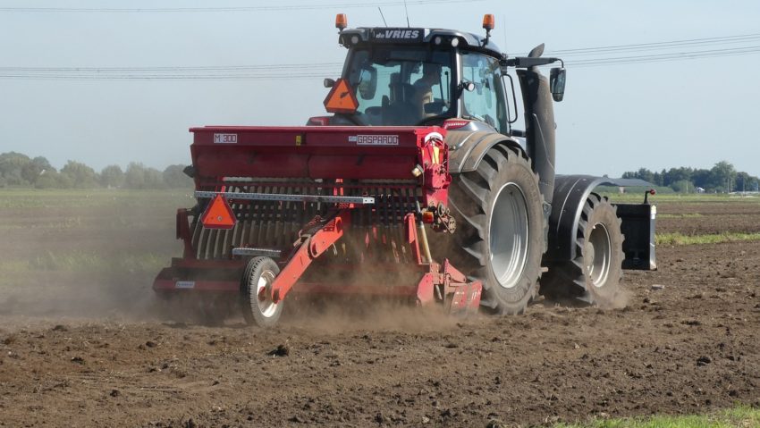 Ministerele Agriculturii şi Mediului analizează posibilitatea introducerii programului „Rabla pentru tractoare”