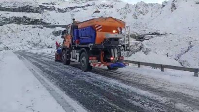 Transfăgărăşan şi Transalpina, închise de luni. Zăpadă de 10 cm, carosabil cu gheaţă