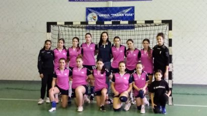 Din dragoste de handbal! Junioarele III de la Liceul ”Traian Vuia” din Reșița fac primii pași pe calea performanței