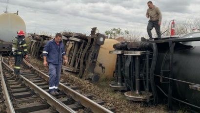 Două vagoane-cisternă cu carburanţi s-au răsturnat în municipiul Arad. CFR asigură transbordare cu mijloace auto