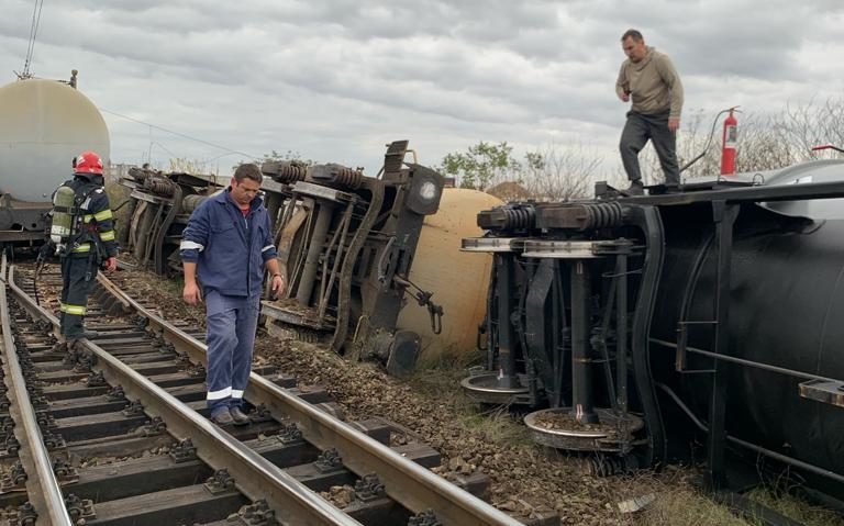 Două vagoane-cisternă cu carburanţi s-au răsturnat în municipiul Arad. CFR asigură transbordare cu mijloace auto