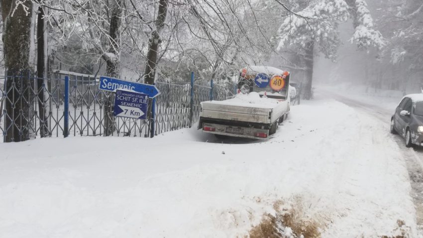 Drumul Prislop – Muntele Semenic a fost deschis. Se circulă în condiţii de iarnă