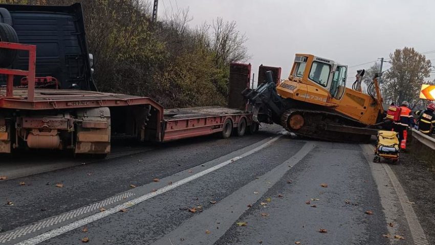 Arad: O tânără a murit şi o alta a fost grav rănită după ce un buldoexcavator a căzut peste autoturismul în care erau, pe DN 7