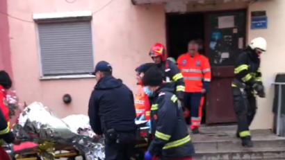 Explozie într-un bloc de garsoniere din Lugoj. Poliţiştii au deschis dosar de cercetare penală