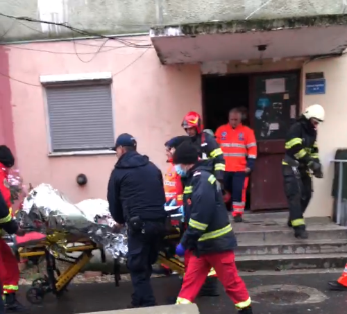 Explozie într-un bloc de garsoniere din Lugoj. Poliţiştii au deschis dosar de cercetare penală