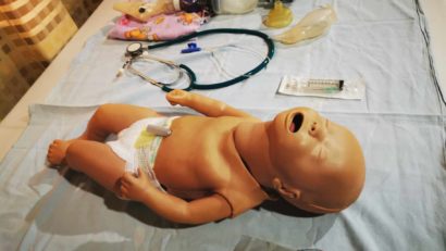 Curs de reanimare neonatală la Reşiţa. Cadrele medicale se perfecţionează pentru a salva nou-născuţii aflaţi în situaţii critice