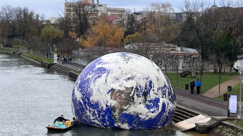 Floating Earth – O sculptură de mari dimensiuni a Pământului va pluti pe apă 10 zile la Timișoara