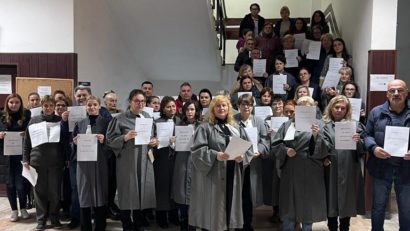 Protest spontan al personalului auxiliar și conex de la Tribunalul Caraș-Severin și Judecătoria Reșița