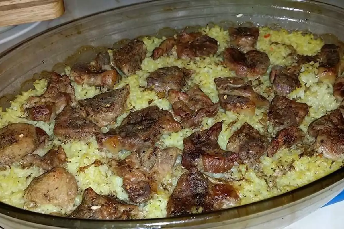 Carne de porc suculenta cu orez copt