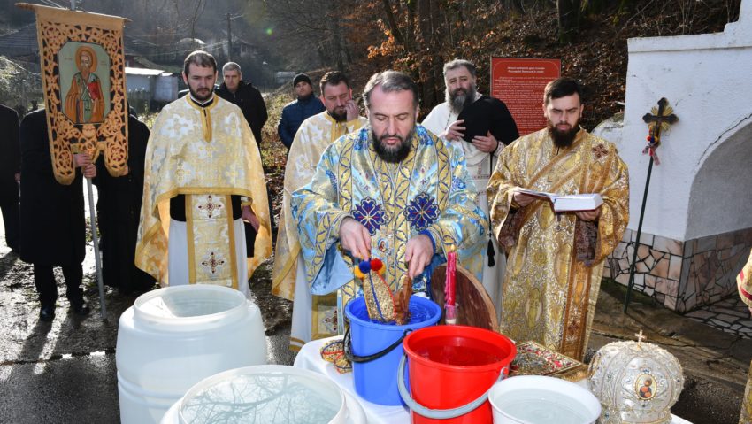 6 ianuarie, Boboteaza. De sărbătoarea Botezului Domnului se sfinţesc toate apele