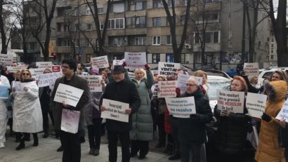 Stomatologii, medicii de familie şi din ambulatorii au protestat din nou în stradă, la Timişoara şi la Arad