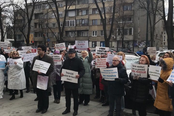 Stomatologii, medicii de familie şi din ambulatorii au protestat din nou în stradă, la Timişoara şi la Arad