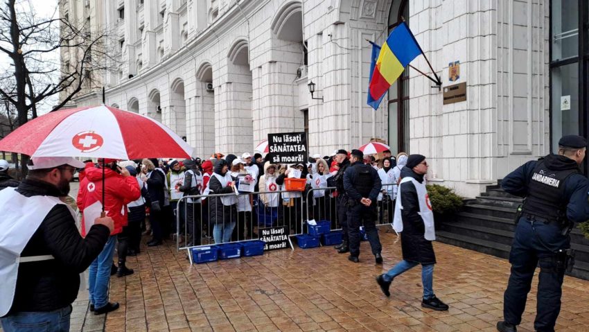 Sanitas pichetează Ministerul Finanţelor. La protest participă şi cadre medicale din Caraş-Severin şi Timiş