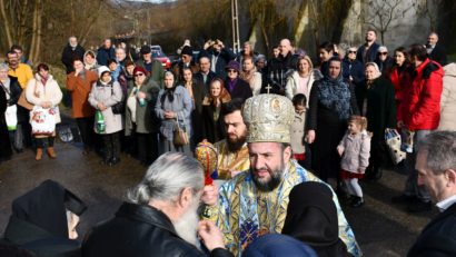 Preasfințitul Părinte Lucian – Episcopul Caransebeșului la Mănăstirea Vasiova în ajun de Bobotează