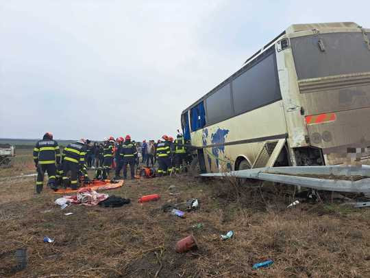 Accident între un tir şi un autobuz la Sânandrei, județul Timiș, cu 11 răniţi 