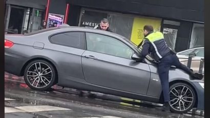 Cum explică Poliția Rutieră un video viral pe Tik Tok cu polițistul care s-a urcat pe capota unei mașini oprite în trafic