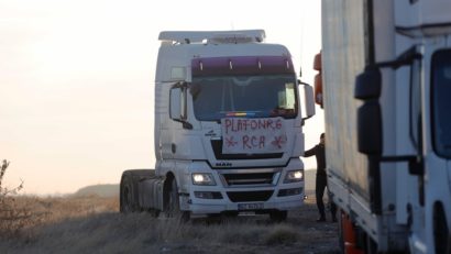 Proteste ale transportatorilor şi ale fermierilor, pentru a treia zi consecutiv