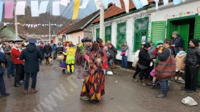 Celnic OHEEEI! Făşangul – un obicei vechi de peste o jumătate de secol, “înmormântat” festiv într-unul din cartierele Aninei