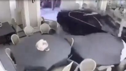 VIDEO Un turist a intrat cu maşina într-un restaurant din Băile Herculane, din greșeală