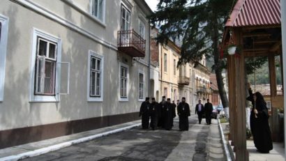 Unitatea creştinilor, mărul discordiei între ieromonahul mănăstirii din Băile Herculane şi Episcopia Caransebeşului