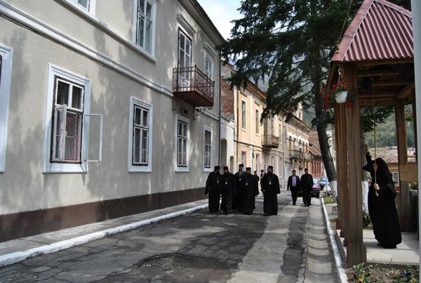 Unitatea creştinilor, mărul discordiei între ieromonahul mănăstirii din Băile Herculane şi Episcopia Caransebeşului