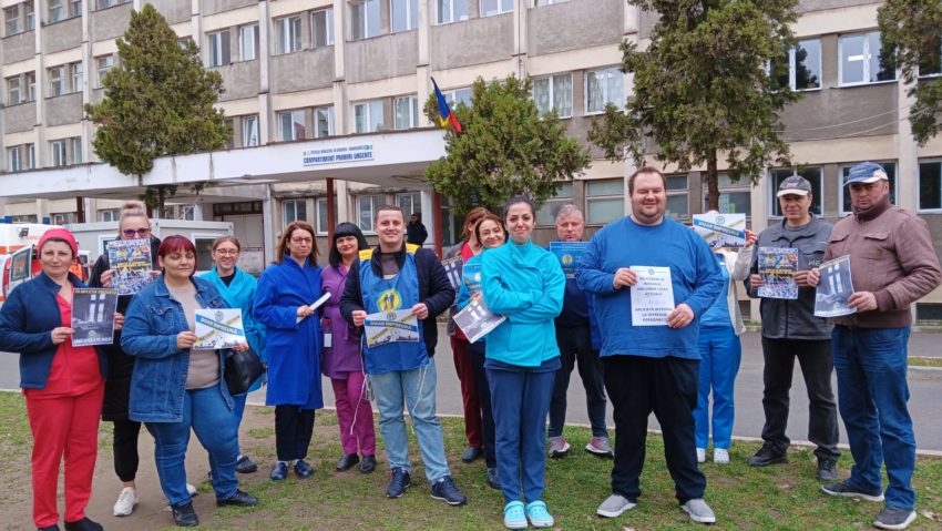 Angajaţi ai spitalelor din Reşiţa şi Caransebeş au protestat în faţa unităţilor medicale