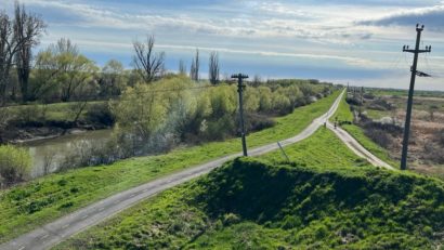 Pe bicicletă spre Serbia, pe malul Begăi, pe cea mai lungă pistă din România