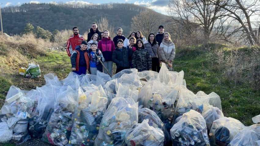 ATOR Banatul de Munte face curăţenie de primăvară în cartierele din Reşiţa