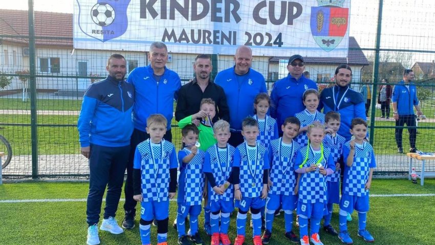 Sărbătoare la firul ierbii! Micii fotbalişti din sud-vestul ţării s-au bucurat de fotbal la Kinder Cup Măureni