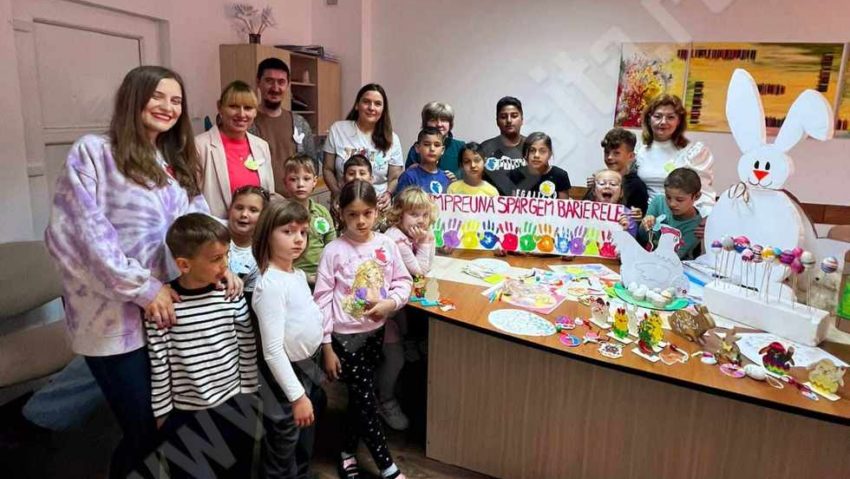 Elevii Centrului Şcolar pentru Educaţie Incluzivă Aurora şi invitaţii lor au spart „barierele” şi au întâmpinat creativ sărbătoarea Paştelui