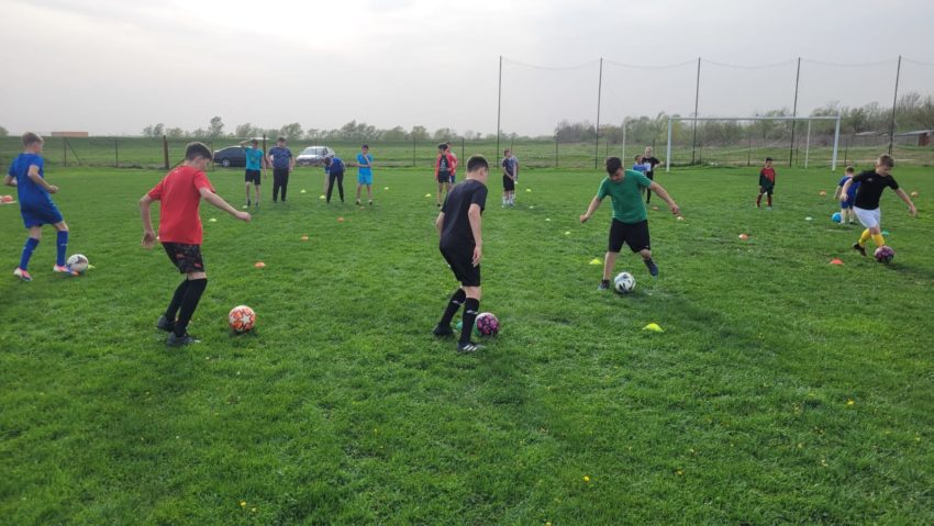 De la atletism la fotbal! Fostul campion de marş Doru Ursu îi antrenează pe tinerii fotbalişti din Şoşdea