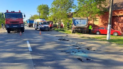 Accident rutier între două camioane, pe DN 57, la Greoni