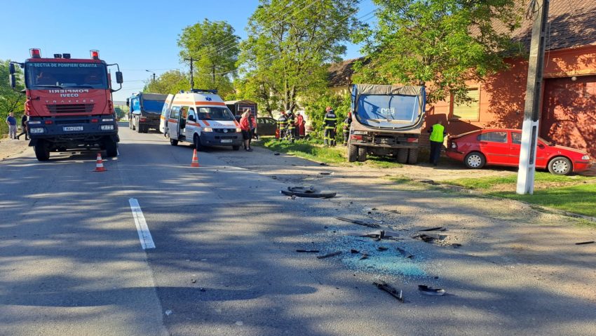 Accident rutier între două camioane, pe DN 57, la Greoni