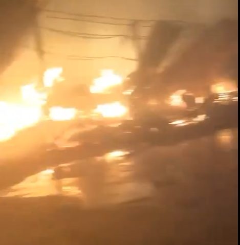 VIDEO Incendiu de proporţii la o fabrică de mobilă din Bocşa