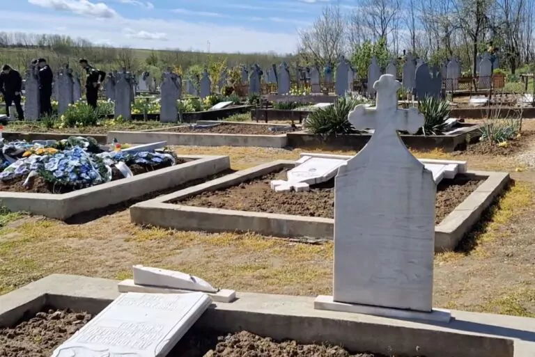 Timiş: Bărbat audiat în cazul profanării de morminte din două cimitire de lângă Lugoj