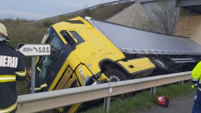 Un şofer s-a răsturnat cu TIR-ul pe A1, între Arad şi Timişoara